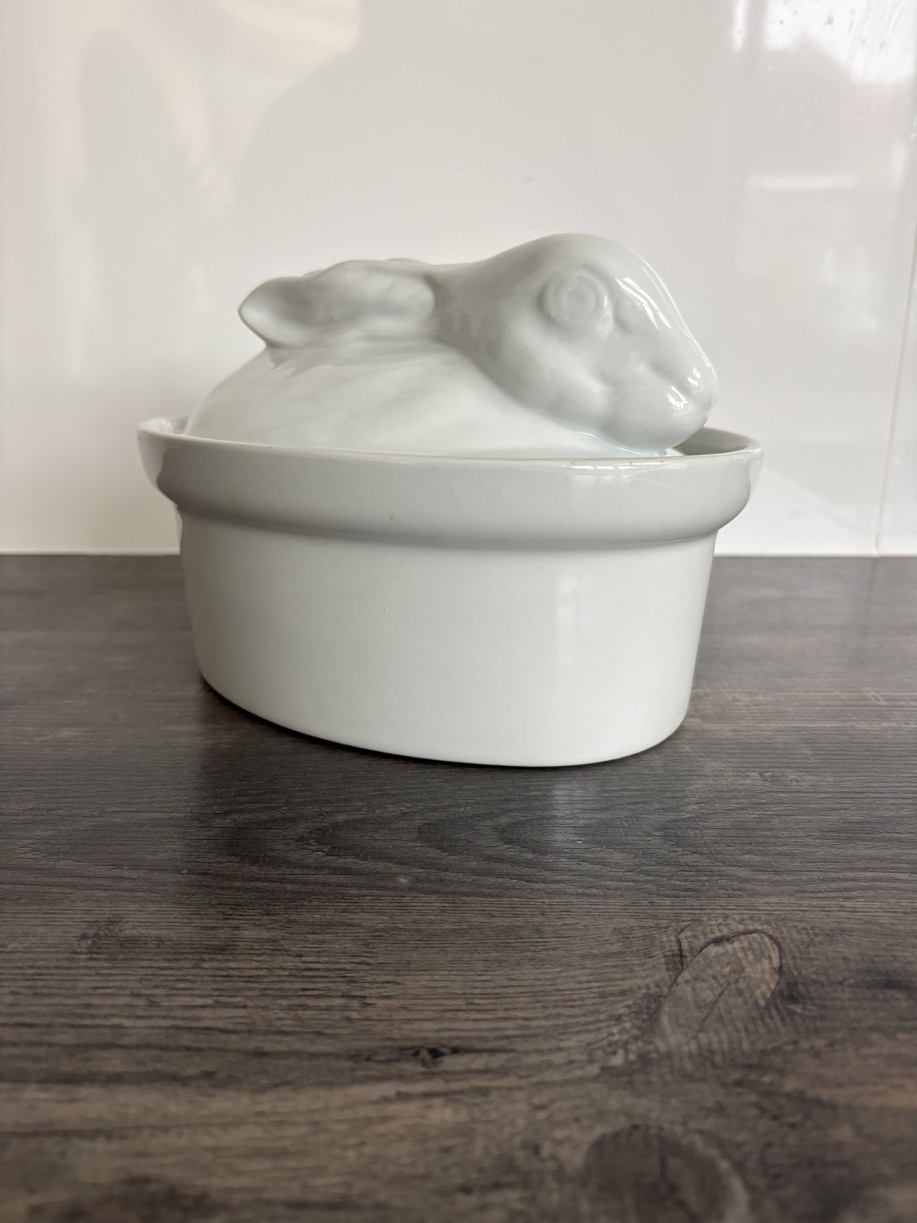 Grande Terrine Lapin Vintage en Faïence Blanche