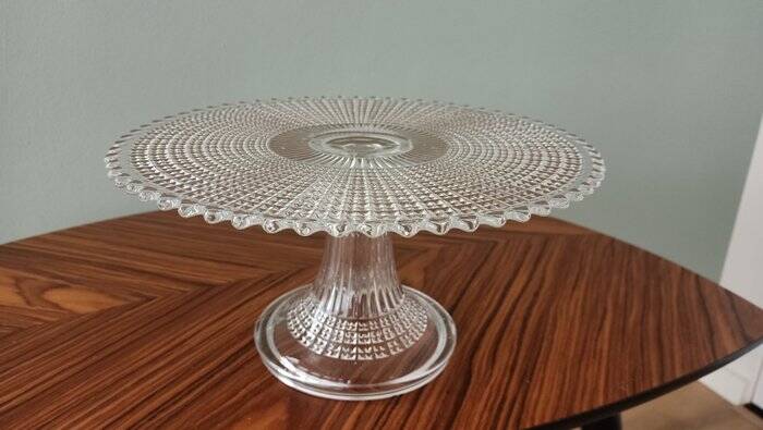 Serving dish on pedestal