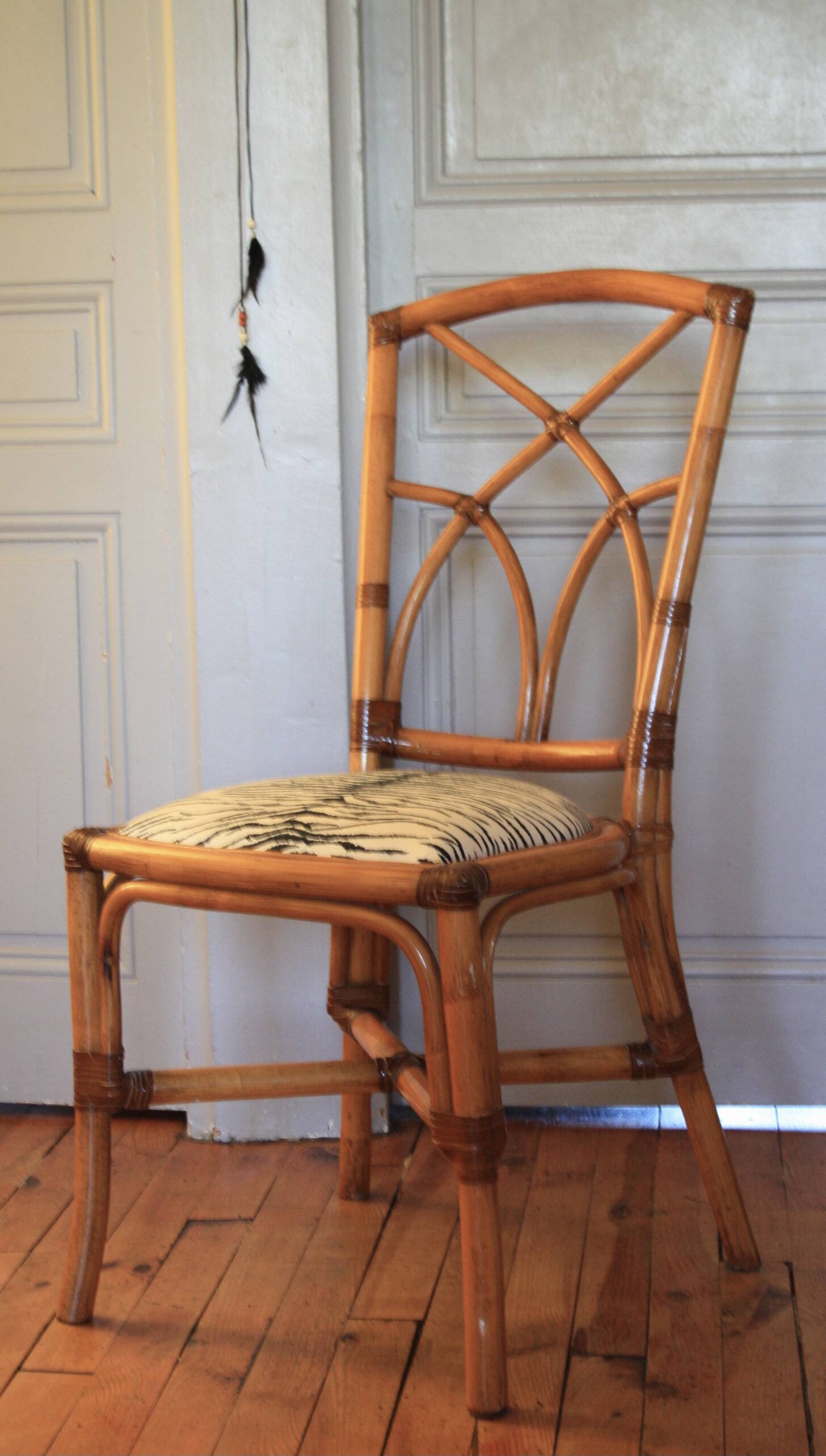 Chaise en bambou assise zébrée