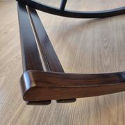 Chaise à bascule vintage des années 50.
