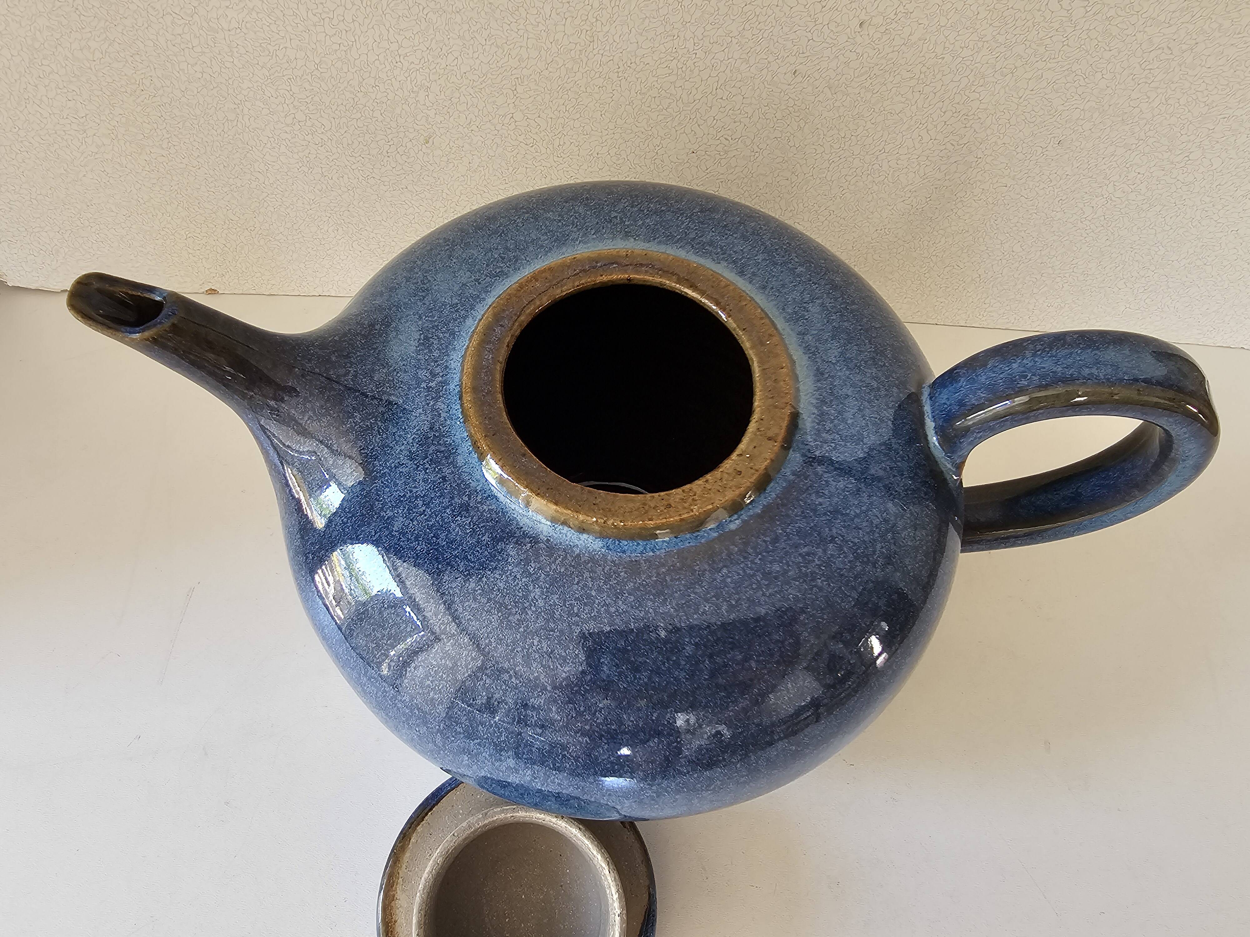 Teapot and milk jug set in glazed ceramic (cobalt blue) design