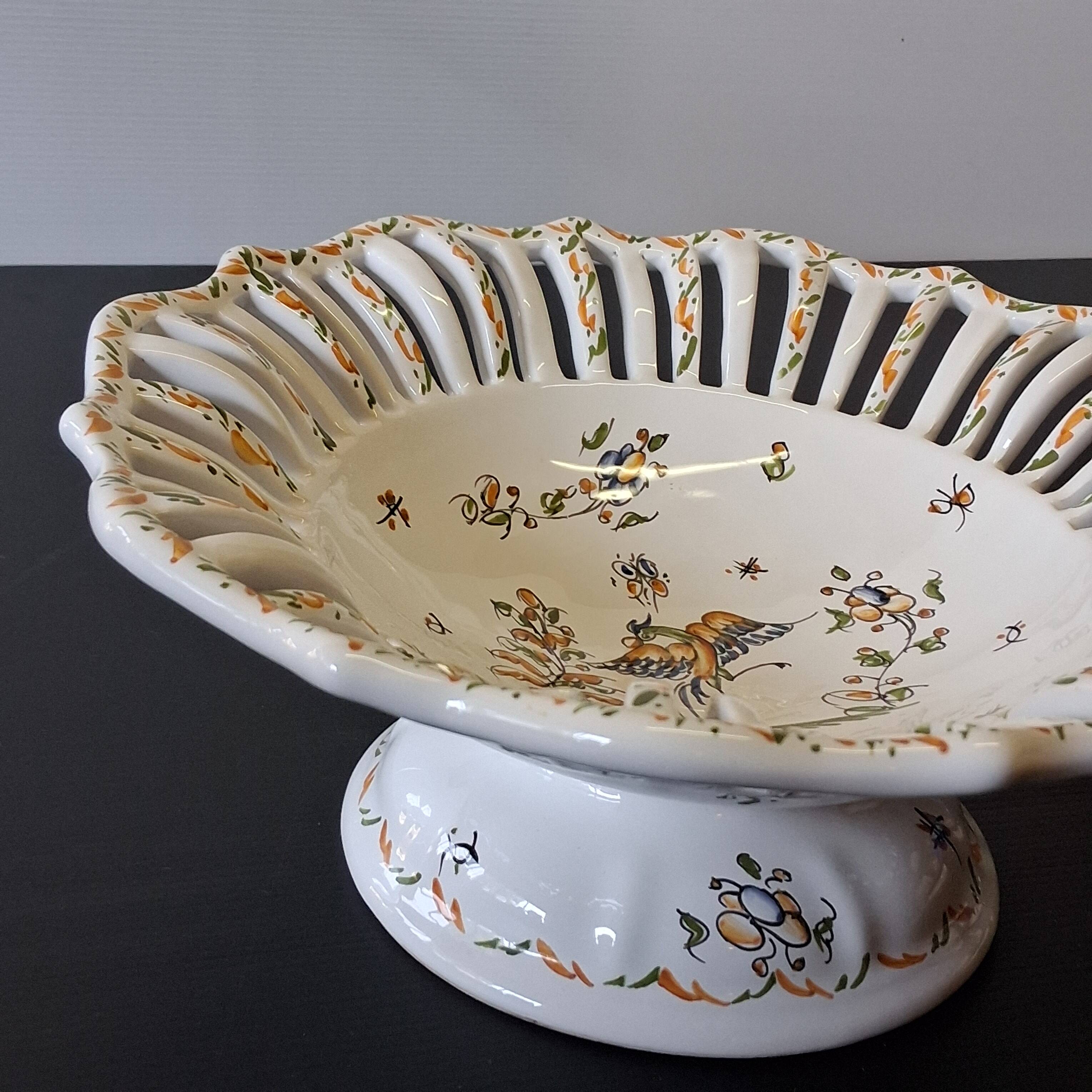 Very nice fruit bowl "Vieux Moustiers" in very good condition.