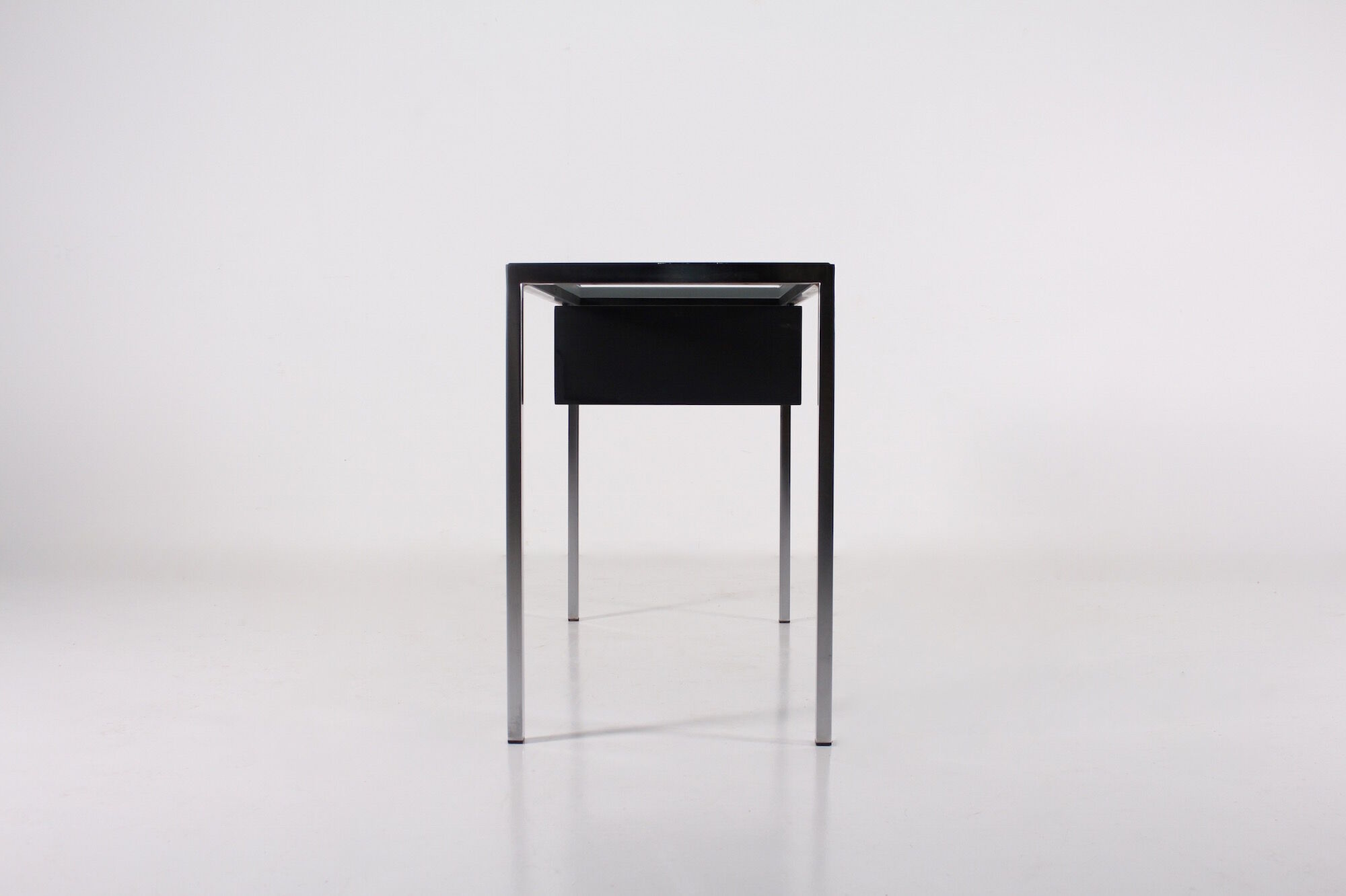 Minimalist medium desk