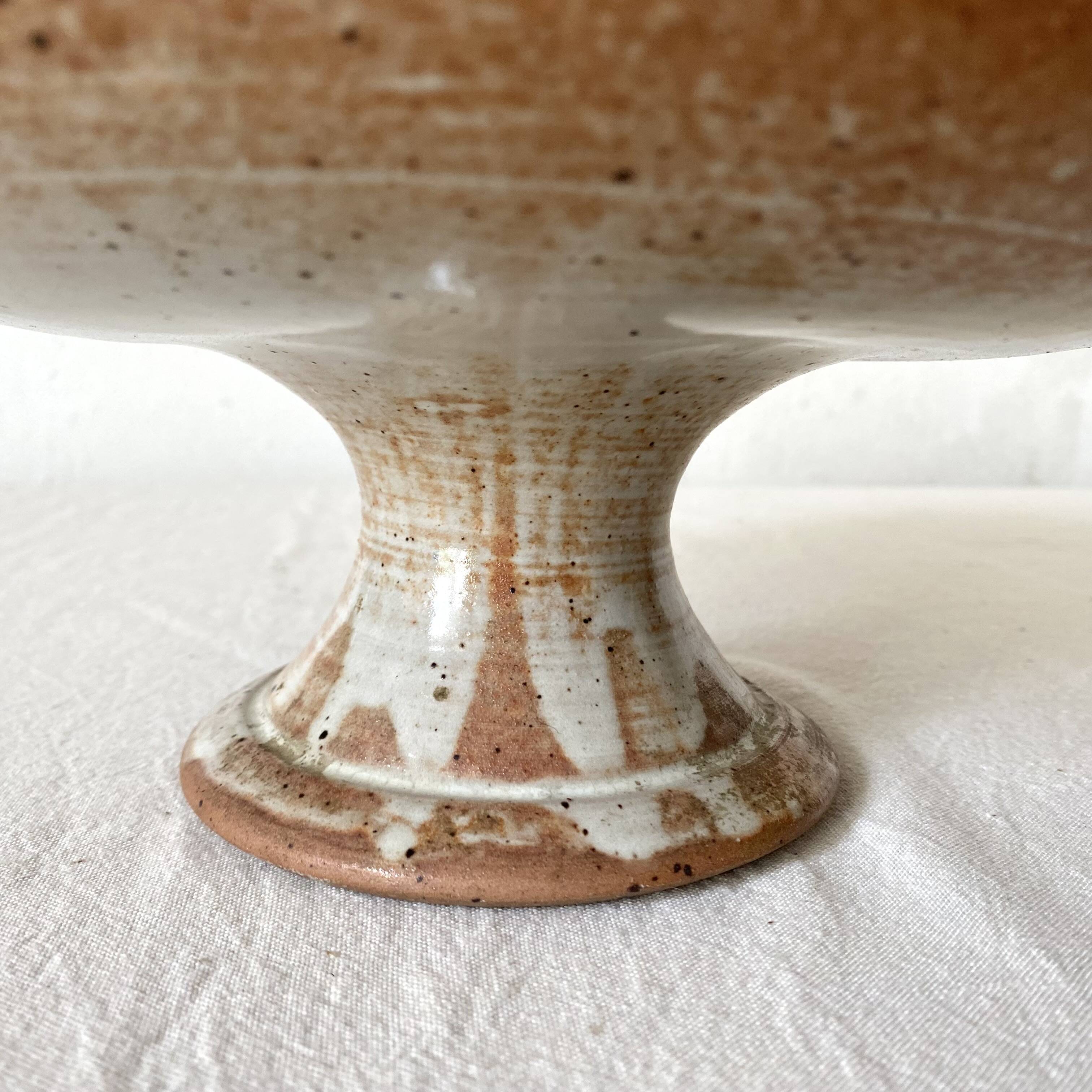 Free-standing stoneware fruit bowl