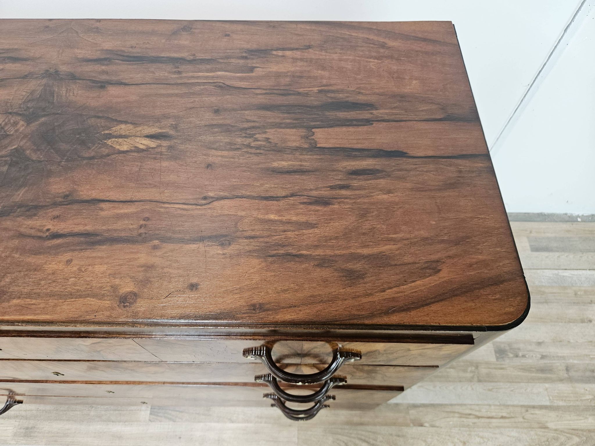 Art Decò chest of drawers from the 1940s in mahogany and briar