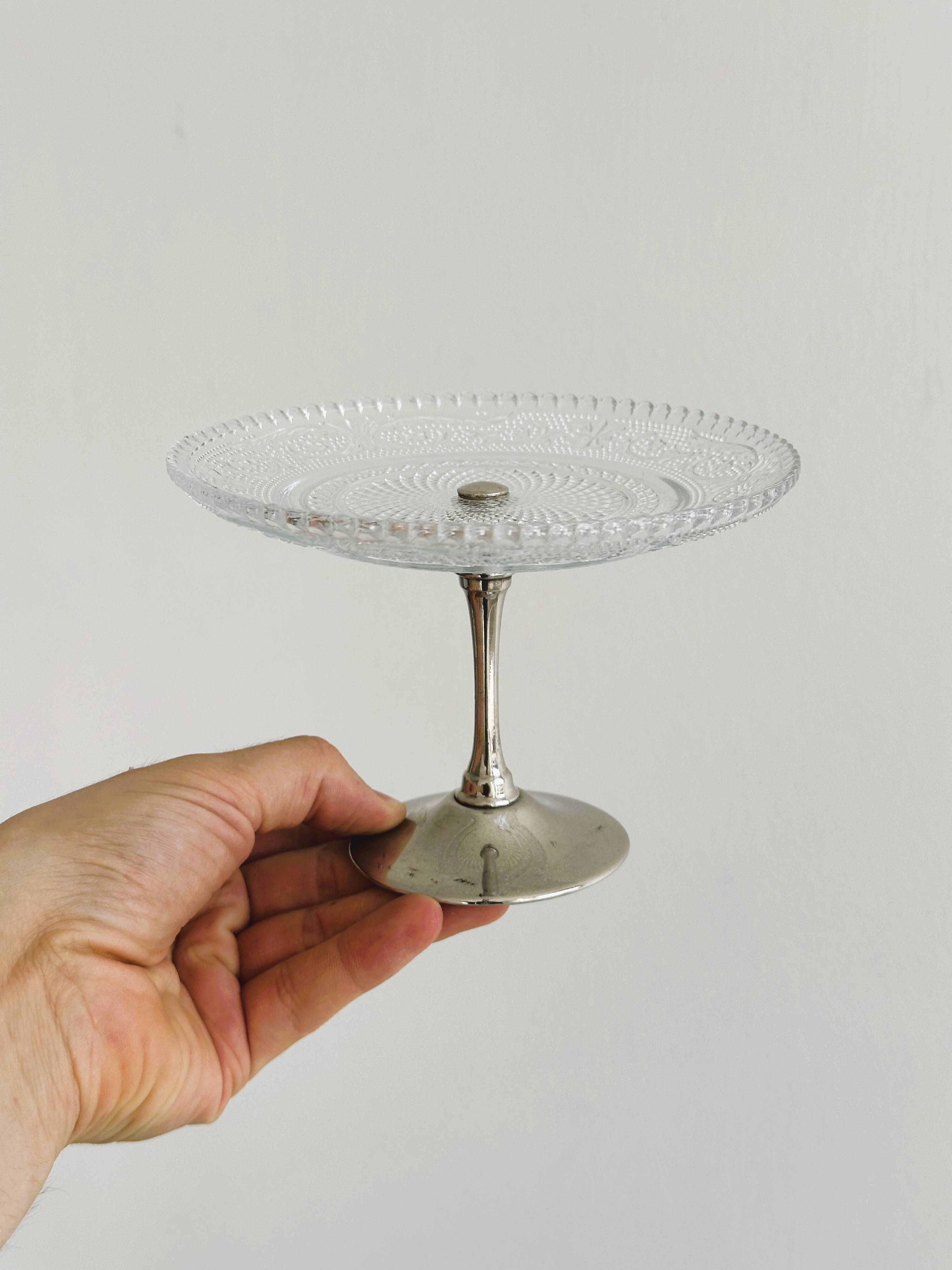 Bowl on a foot in worked glass and elegant metal