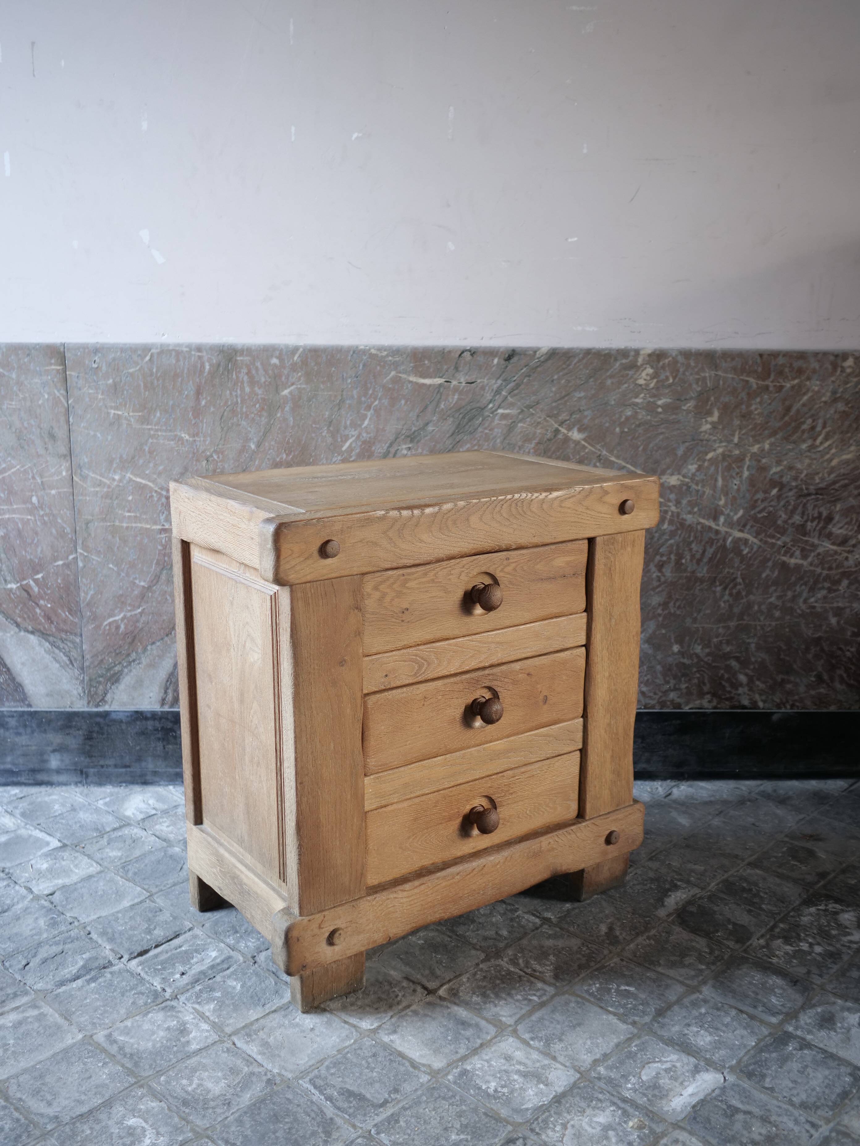 commode à tiroir brutaliste en chêne massif