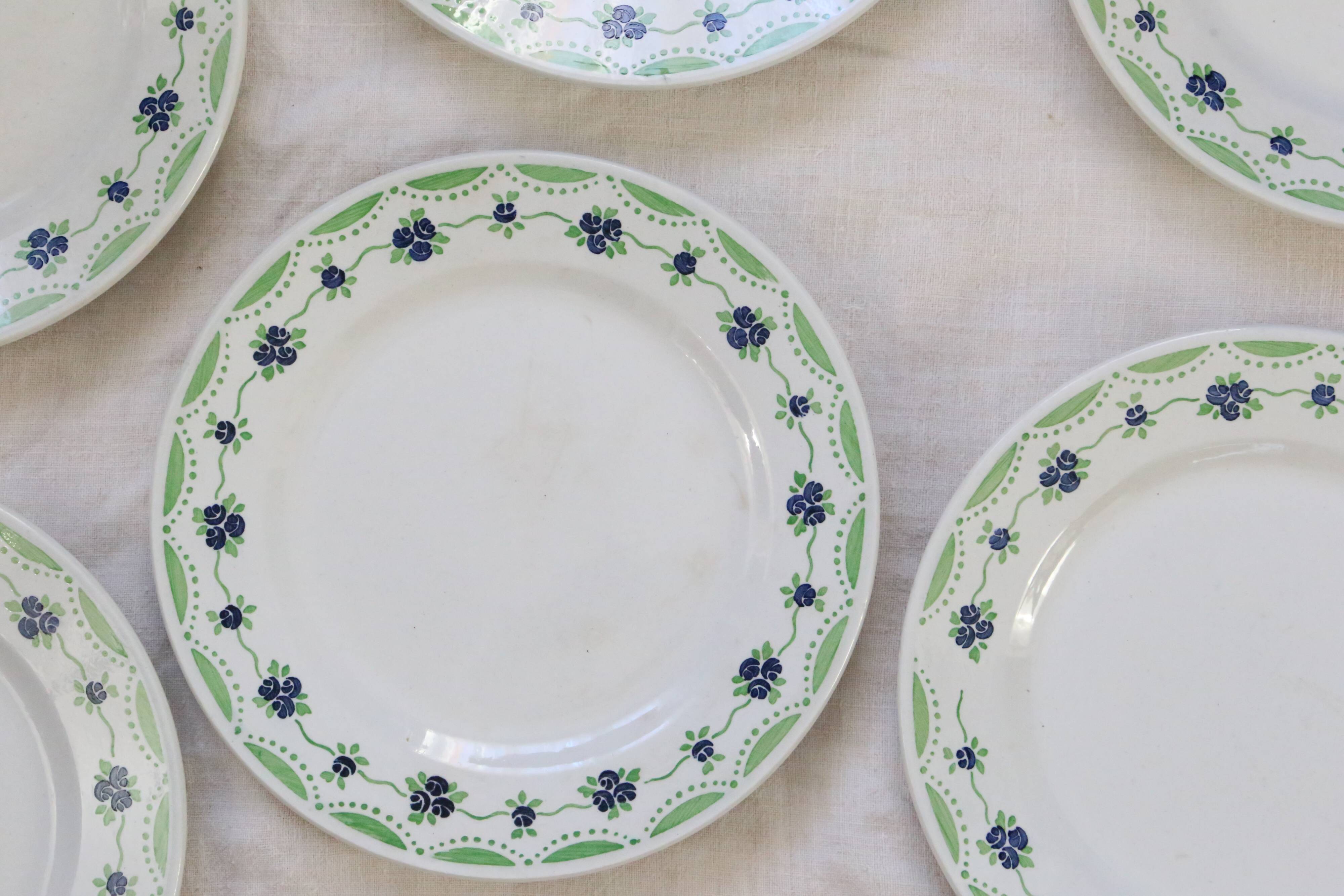 Set de 9 assiettes plates HBC Choisy le Roi, motif géométriques et floraux vert et bleu, vintage fra