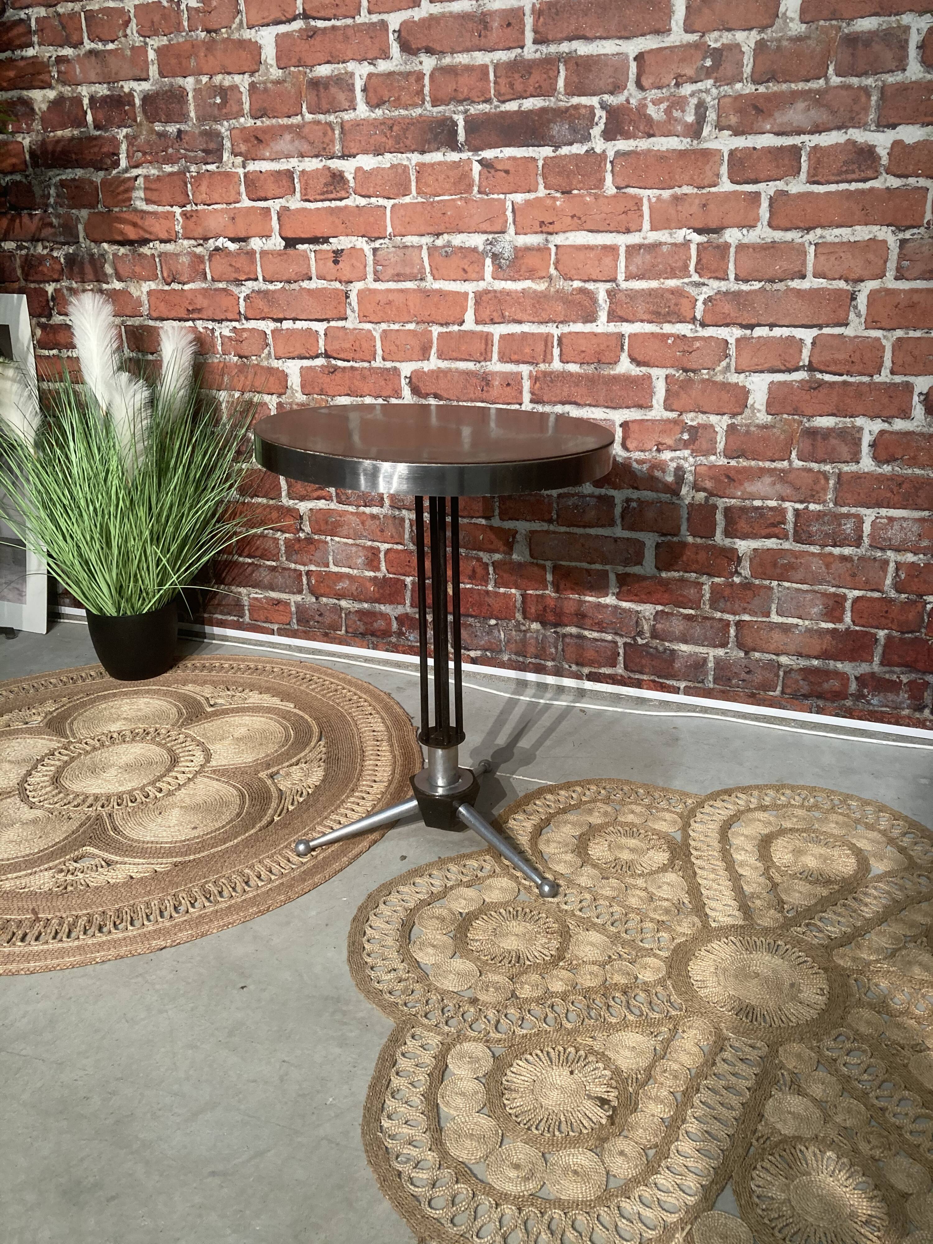 Gueridon or bistro table