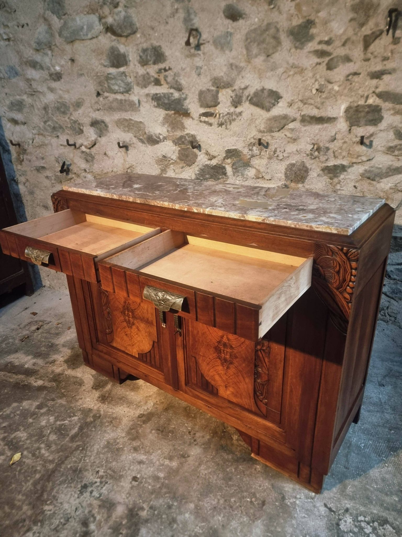 Buffet art déco français en noyer avec plateau en marbre (années 1930)