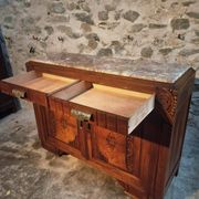 Buffet art déco français en noyer avec plateau en marbre (années 1930)