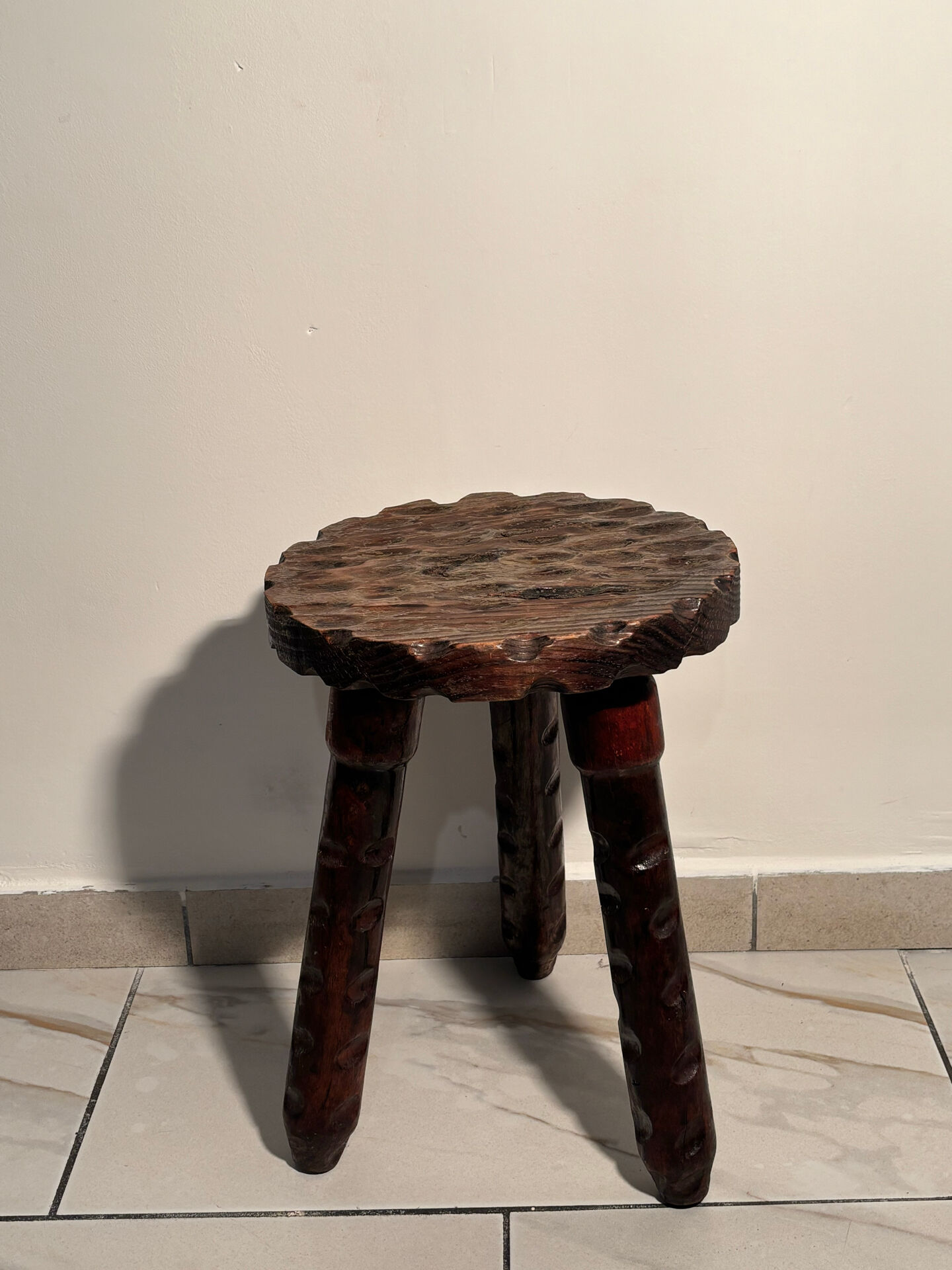 Brutalist sculpted tripod stool in solid wood — 1960s