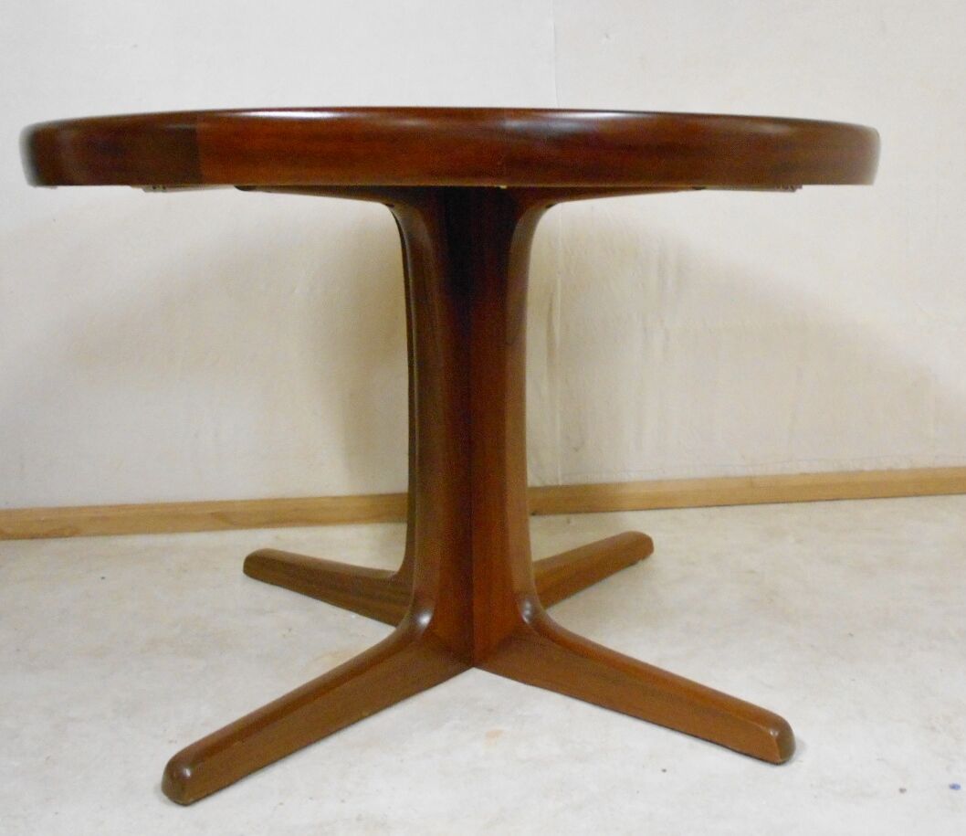Expandable round teak table