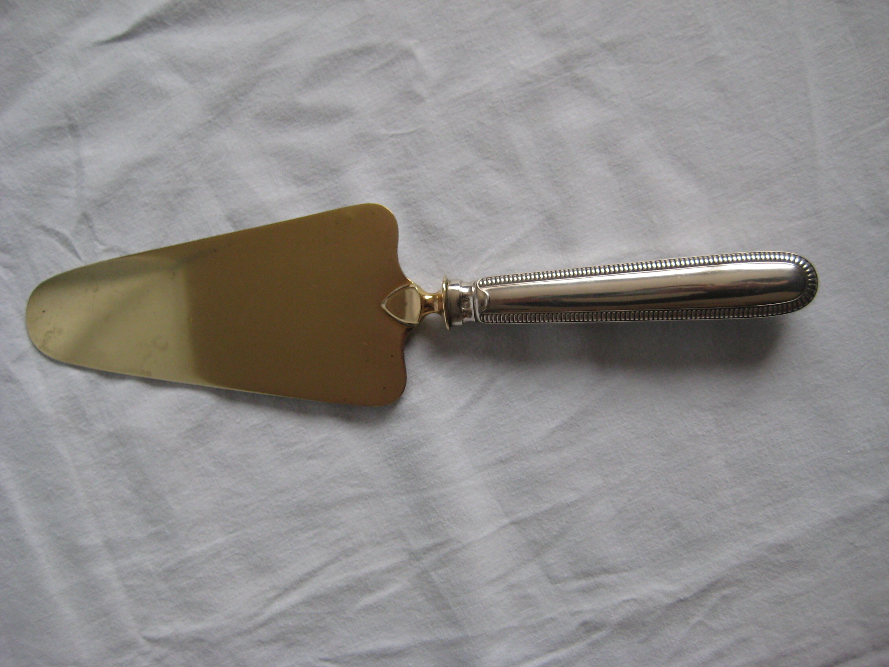silver metal knife and cake shovel