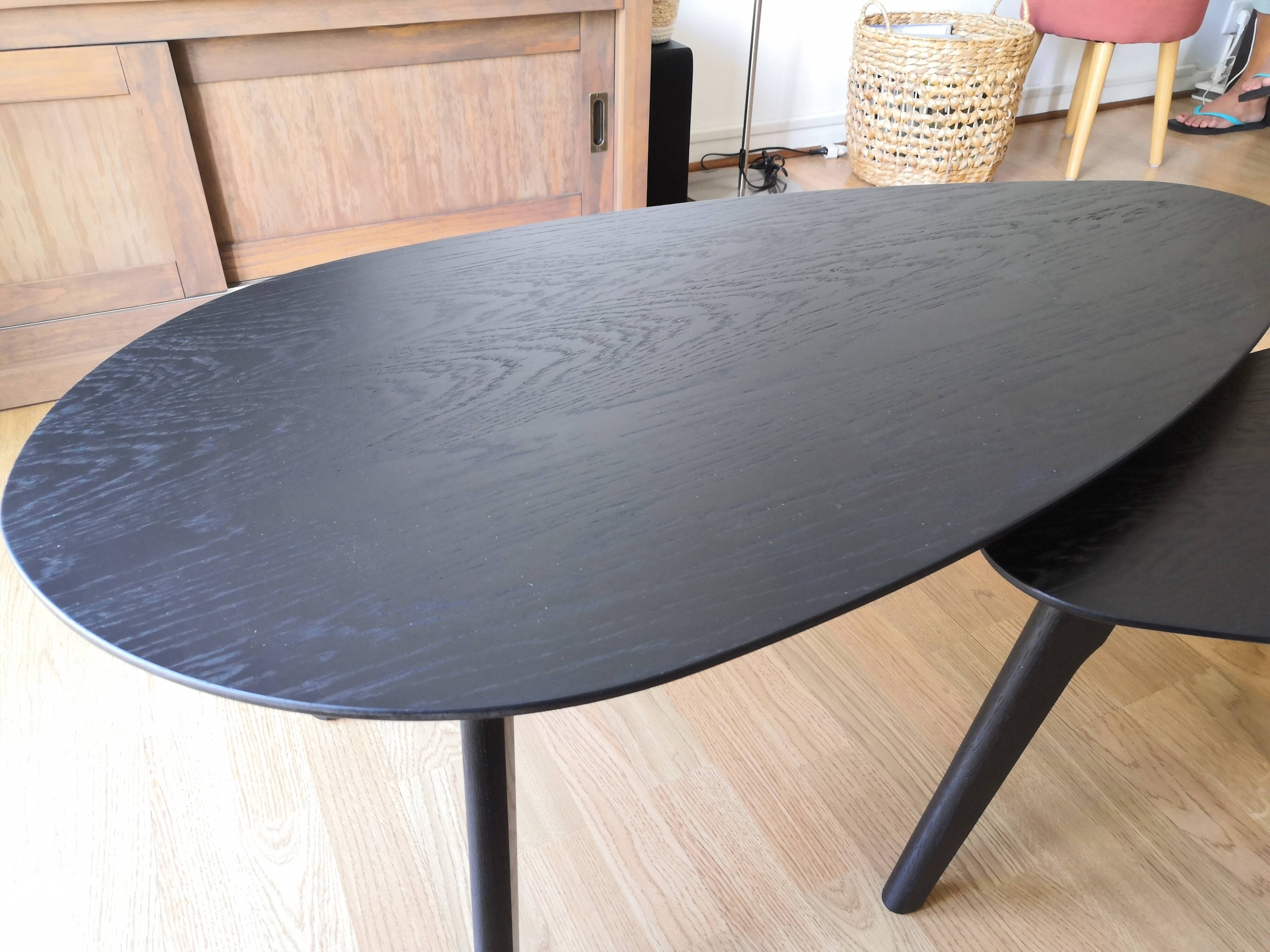 Pebble-shaped coffee tables