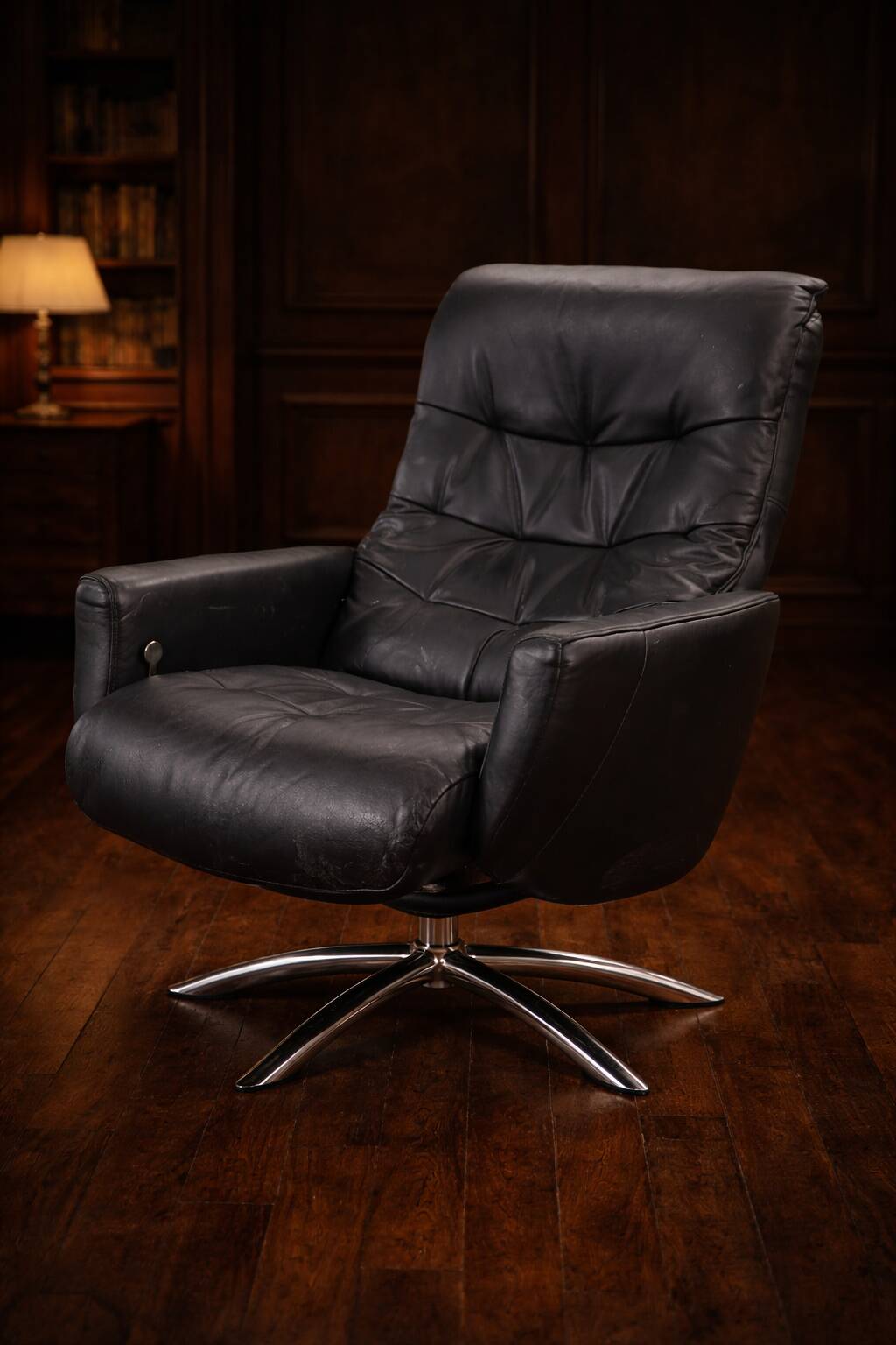 Modern Black Leather Swivel Armchair — Chrome Base — 2000s — H 107 cm