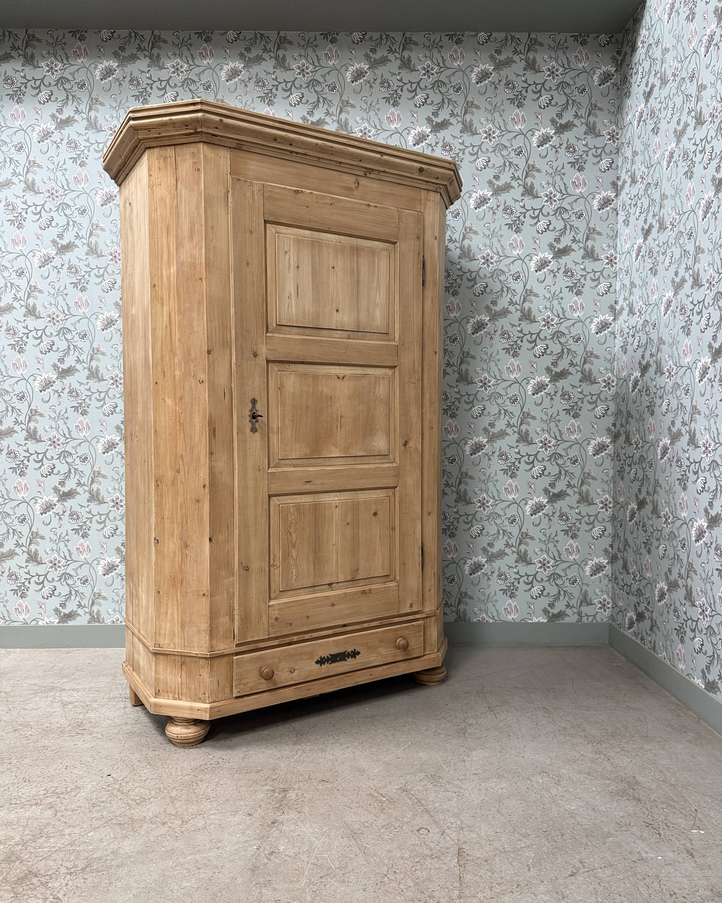 Antique pine bonnetière (renovated)