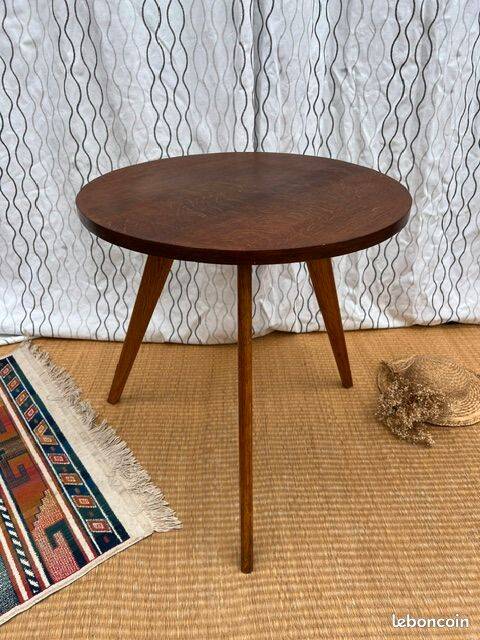 Pretty little vintage round table with tapered legs.