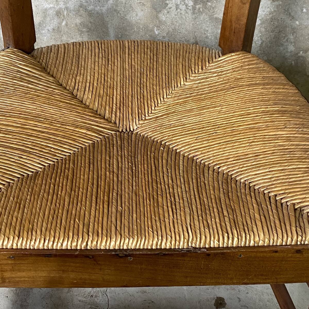 Louis Philippe armchair in walnut and straw, 19th century.
