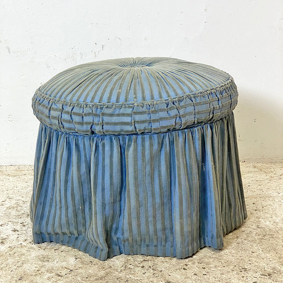 Pouf upholstered in blue velvet nineteenth century