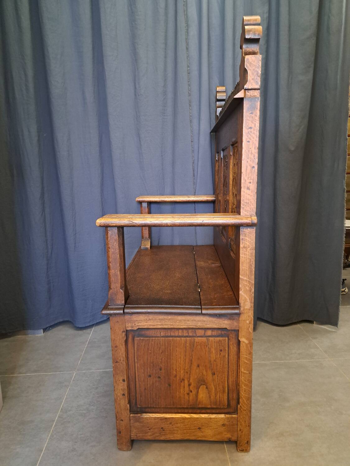 Fauteuil coffre néogothique en chêne