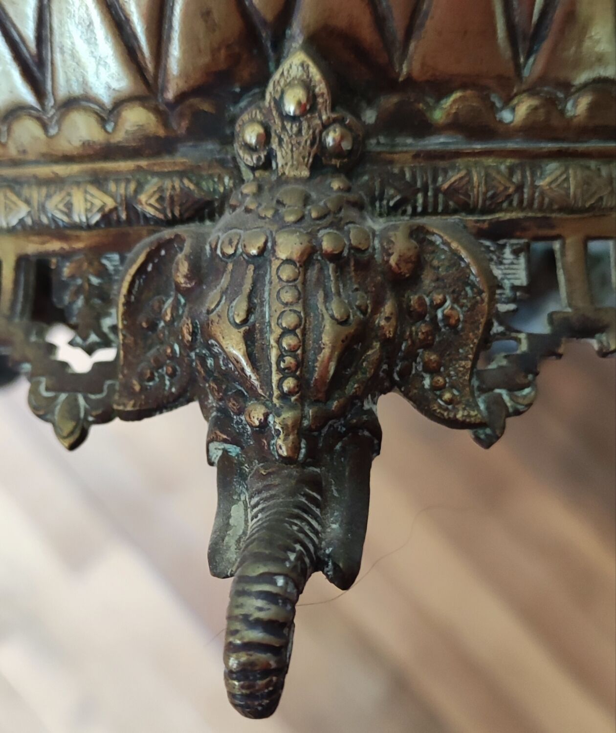 Ancienne jardinière en cuivre décor hindou