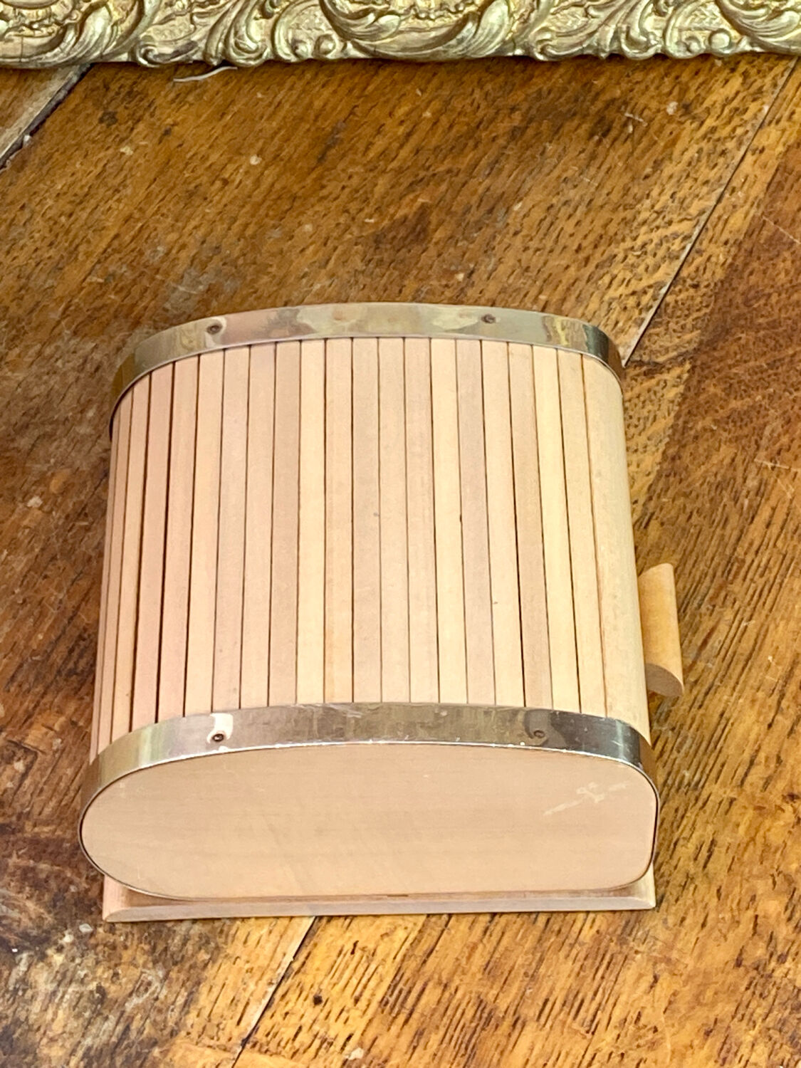 Sliding lid cigarette or cigarillo box