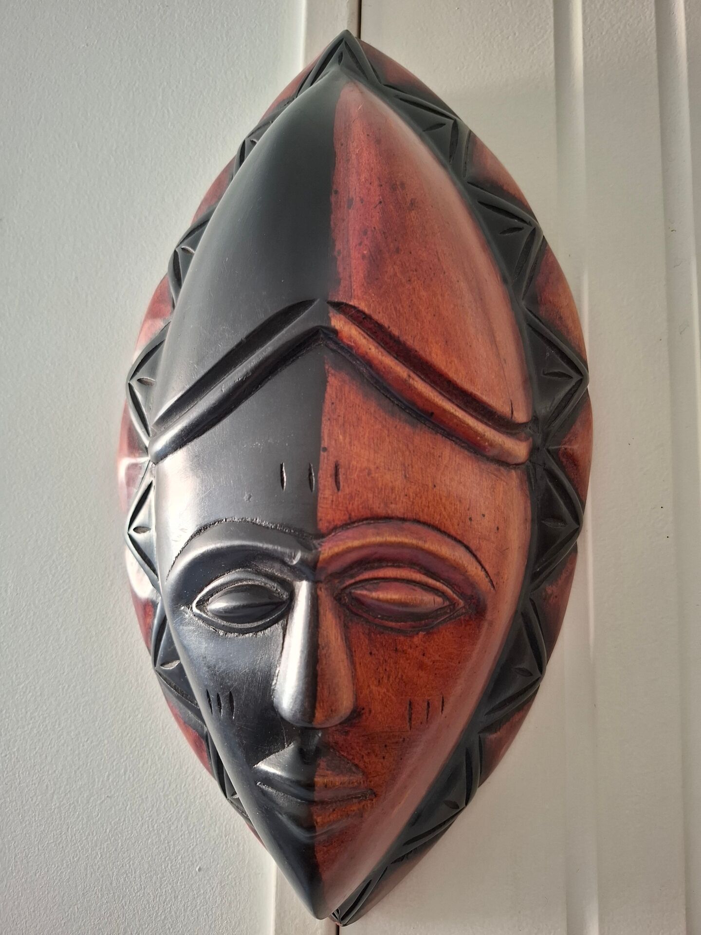 Masque africain en bois art tribal