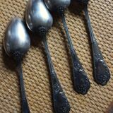 Un lot couverts métal fleuris cuillères à soupe + fourchette