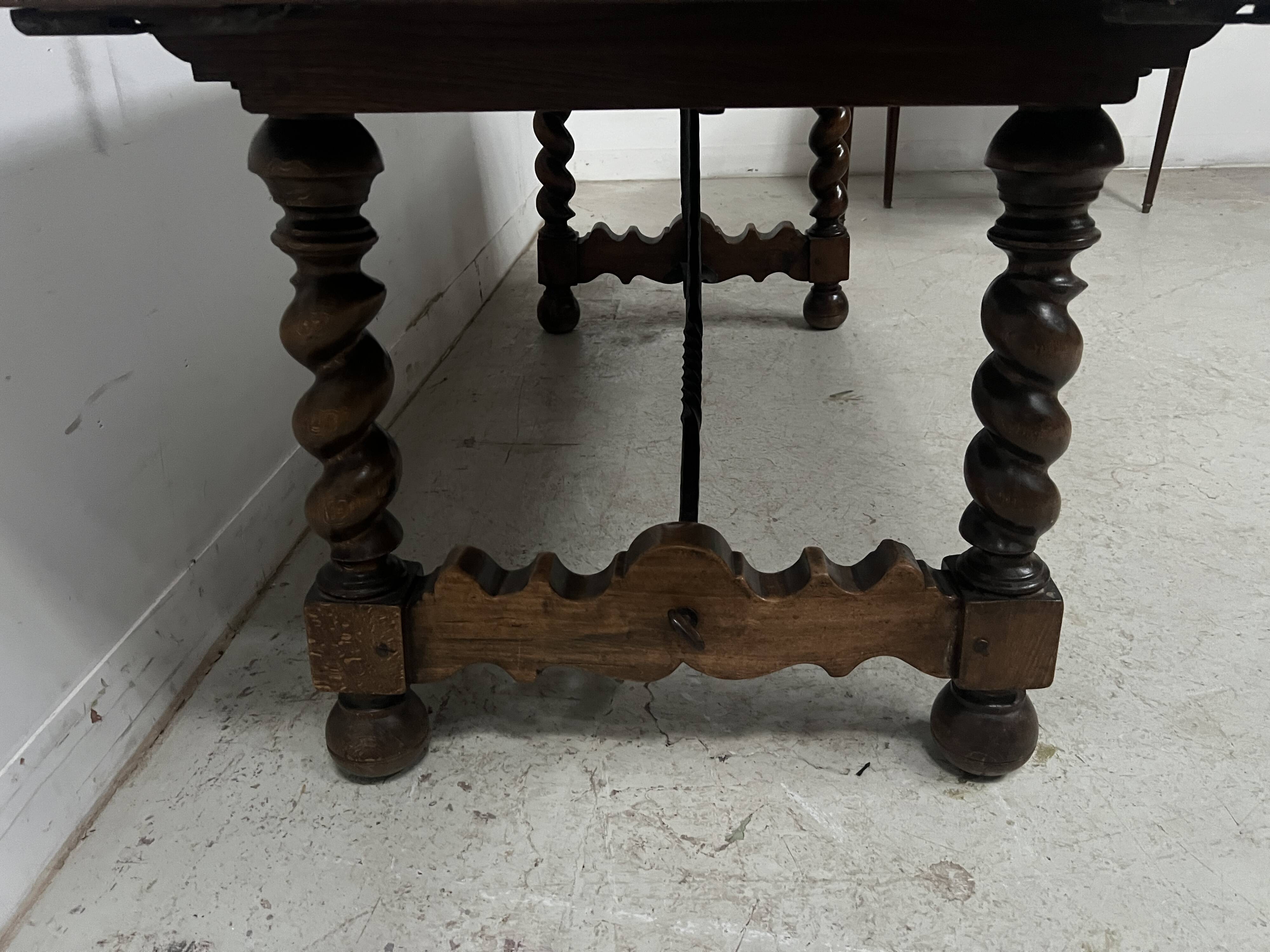 Monastery table with twisted legs in solid walnut, 19th century.