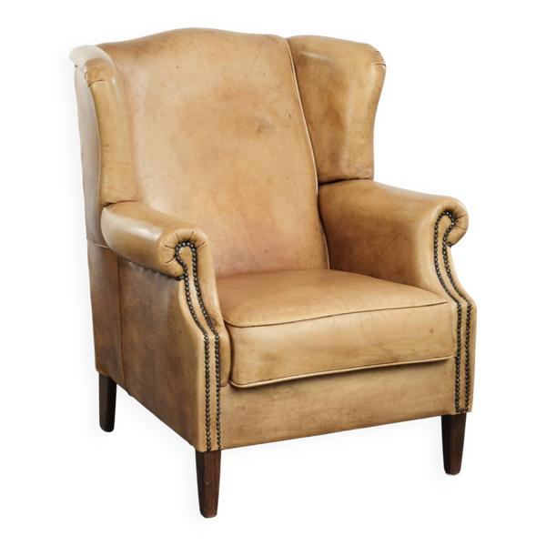 Fauteuil à oreilles en cuir de vache avec un magnifique look anglais intemporel.