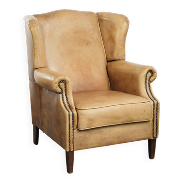 Fauteuil à oreilles en cuir de vache avec un magnifique look anglais intemporel.