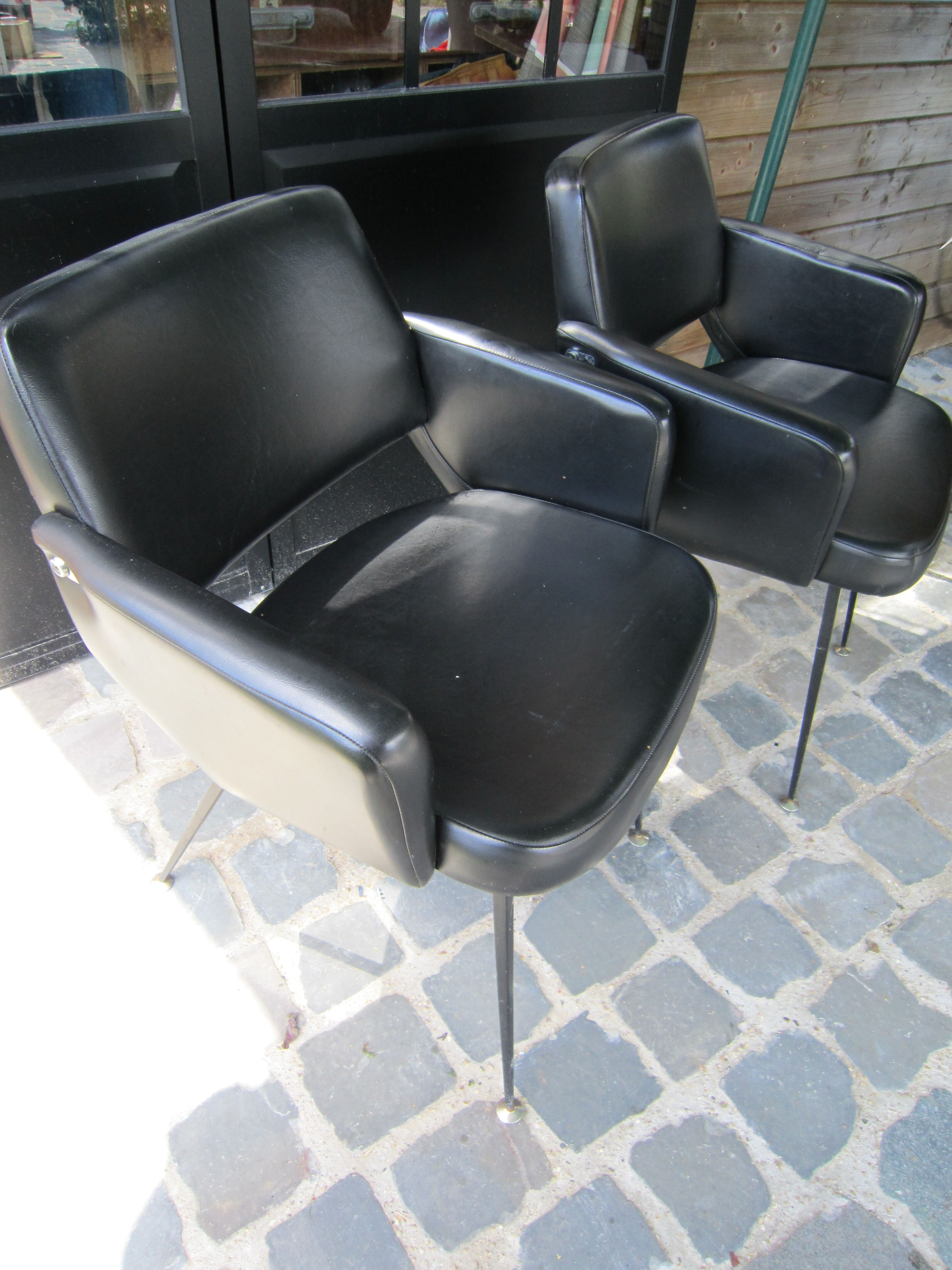 2 armchairs in 1972 black leatherette