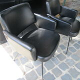 2 fauteuils en skaï noir 1972