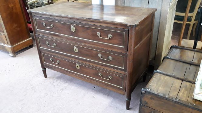 Dresser of Louis XVI era in walnut