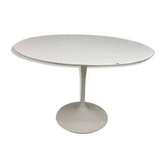 Tulip table by eero Saarinen for knoll