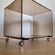 Cube plexi fumé sur roulettes