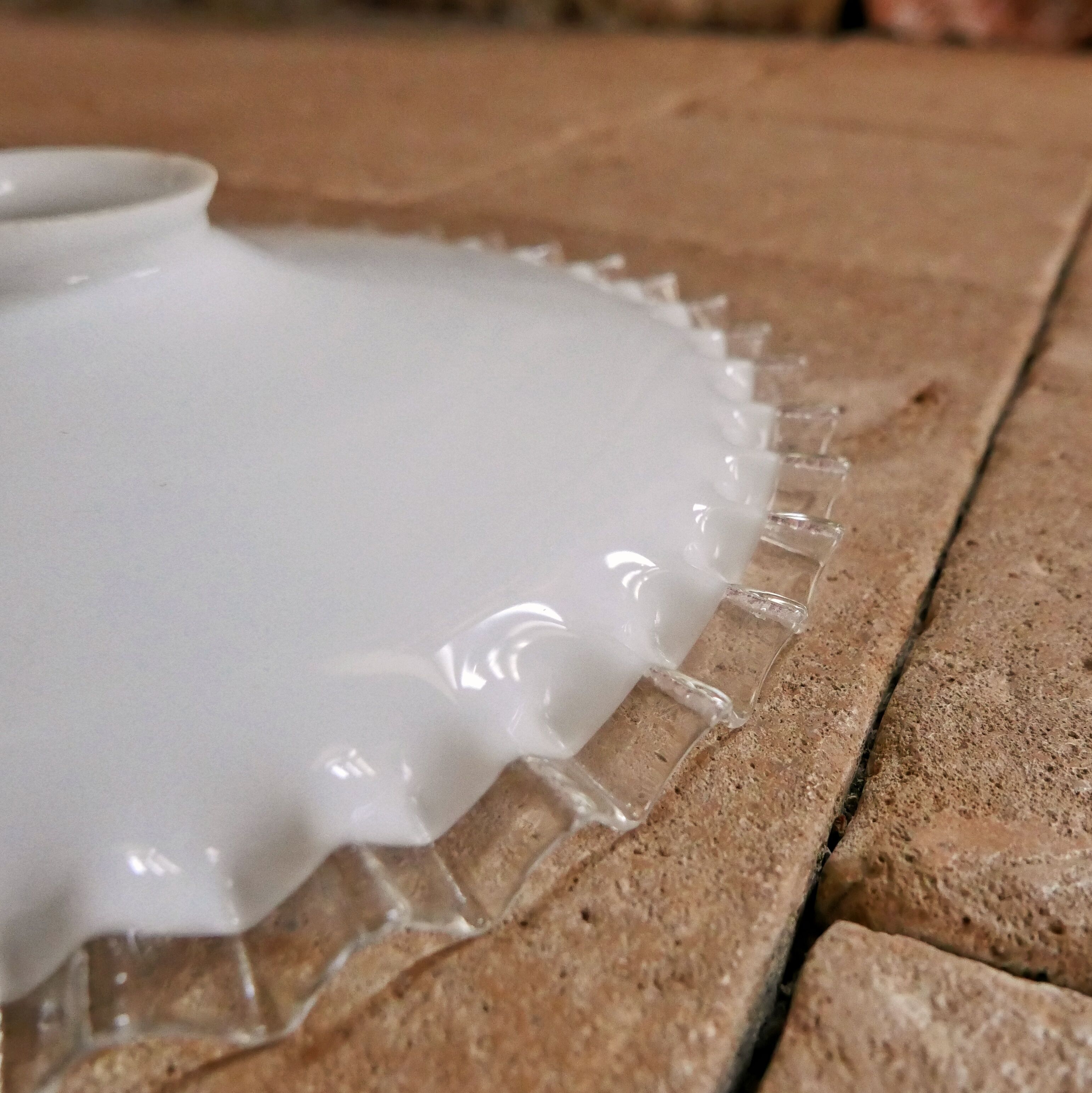 Opaline suspension with serrated edges