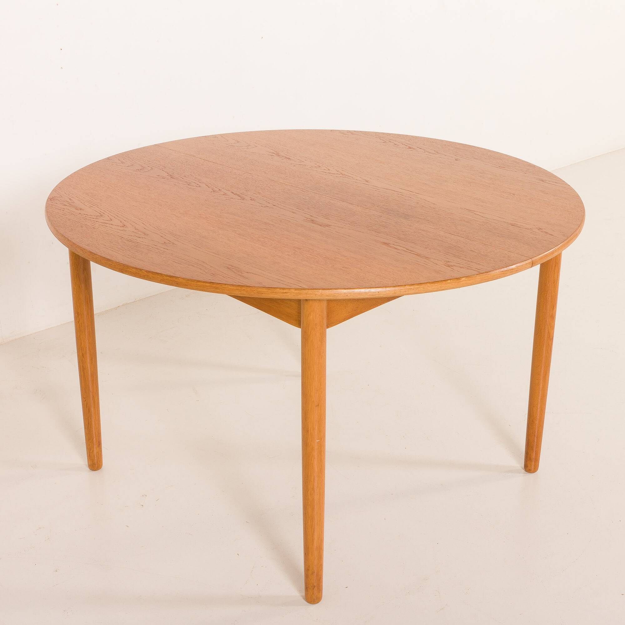 Danish Oak round dining table with one extension, 1970s