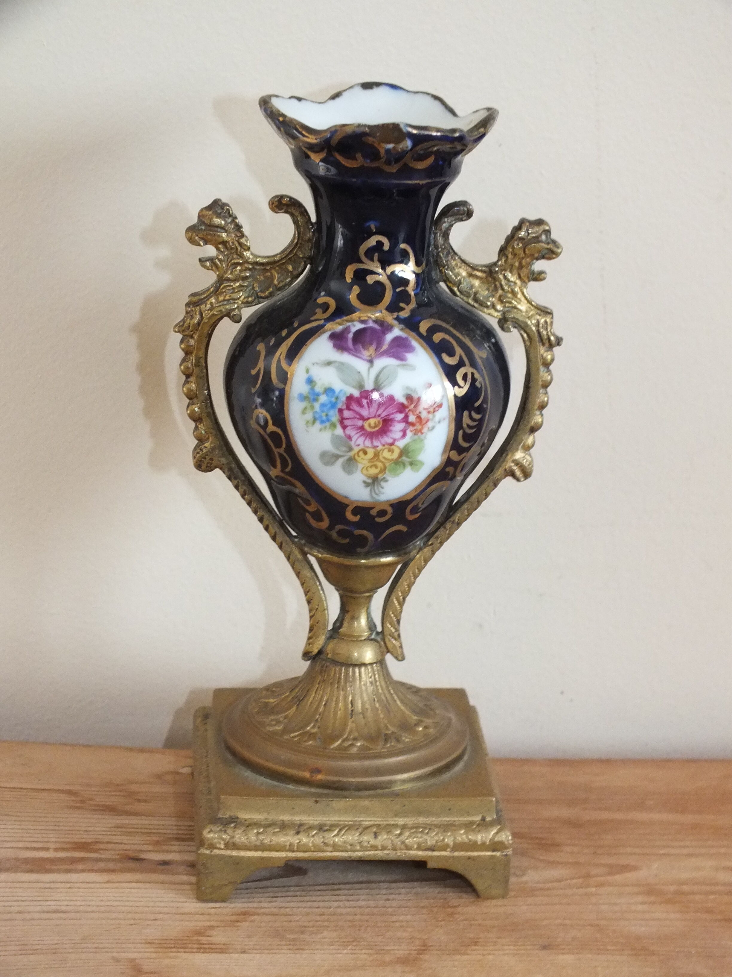 Medicis vase in porcelain