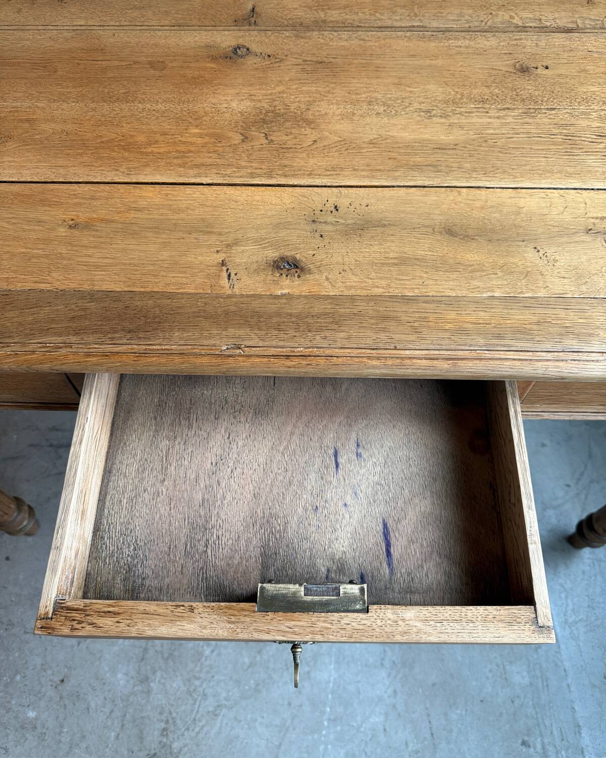 Large desk with turned legs in solid oak (renovated)