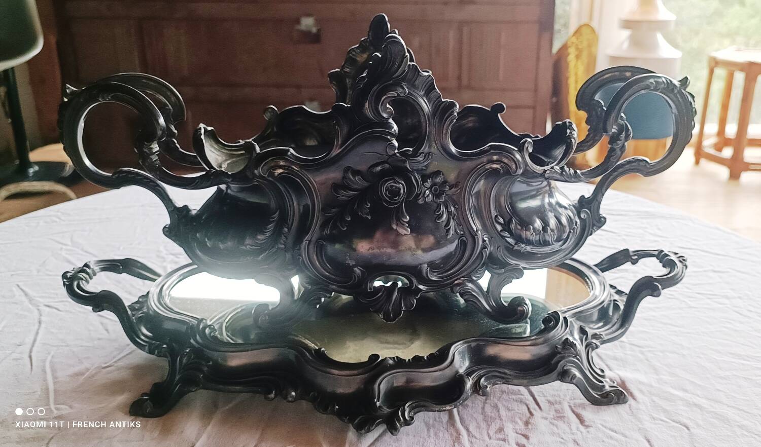 Antique jardinière sur son centre de table ovale, rocailles