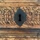 Antique coffre en bois sculpté avec motif végétal période renaissance