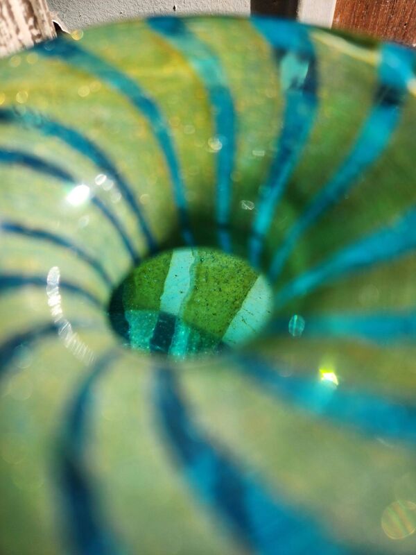 Vase bulbeux en verre de Mdina, vintage 1976, motif tourbillon bleu et jaune, soufflé à la main