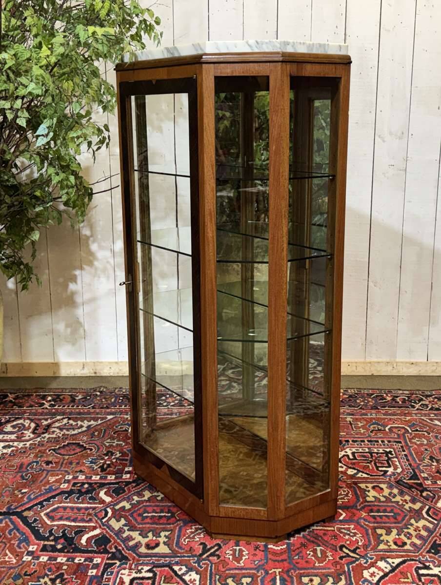 Vitrine Art déco en acajou, palissandre et dessus marbre blanc
