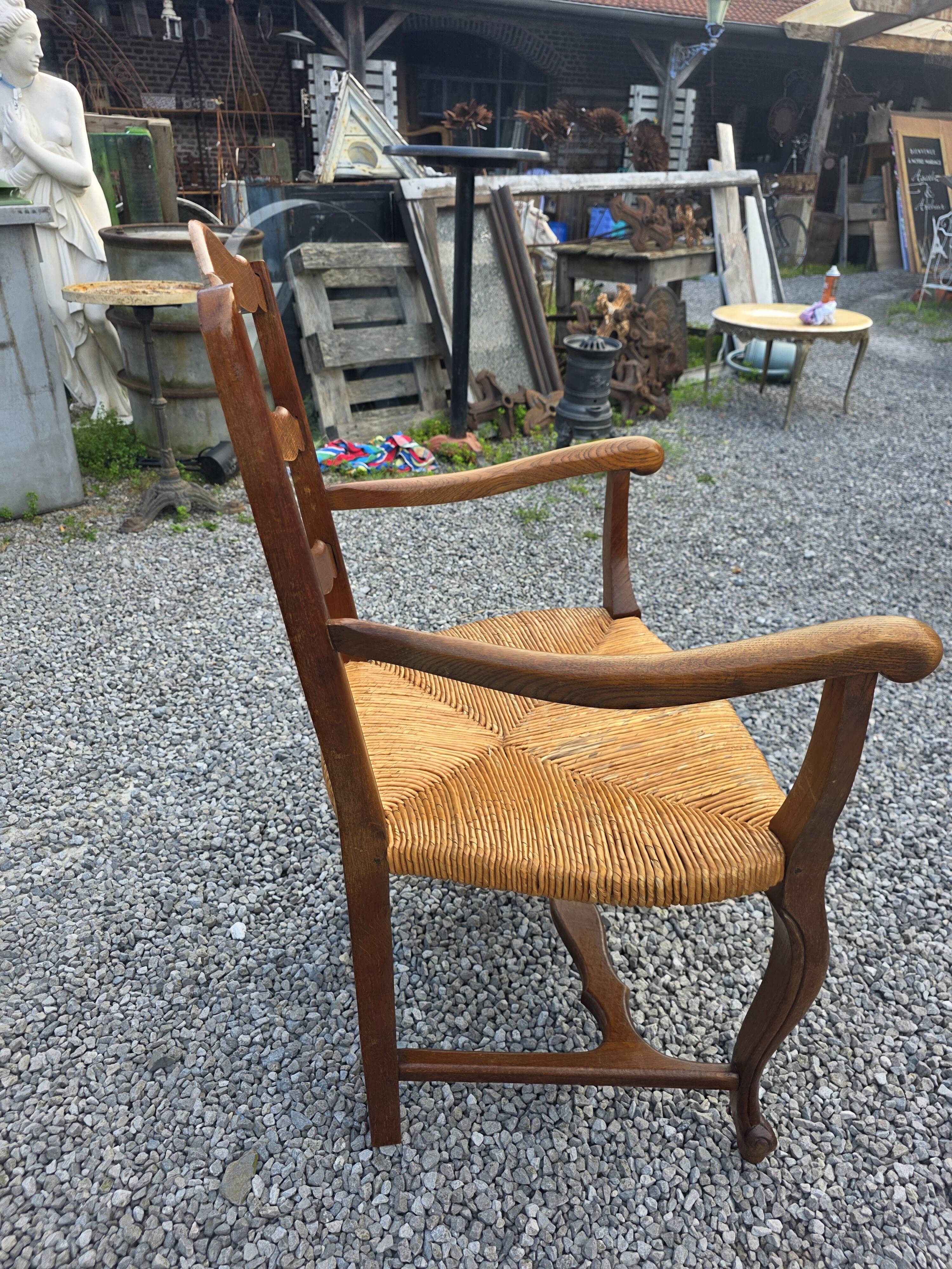 Fauteuil en chêne style Louis XV