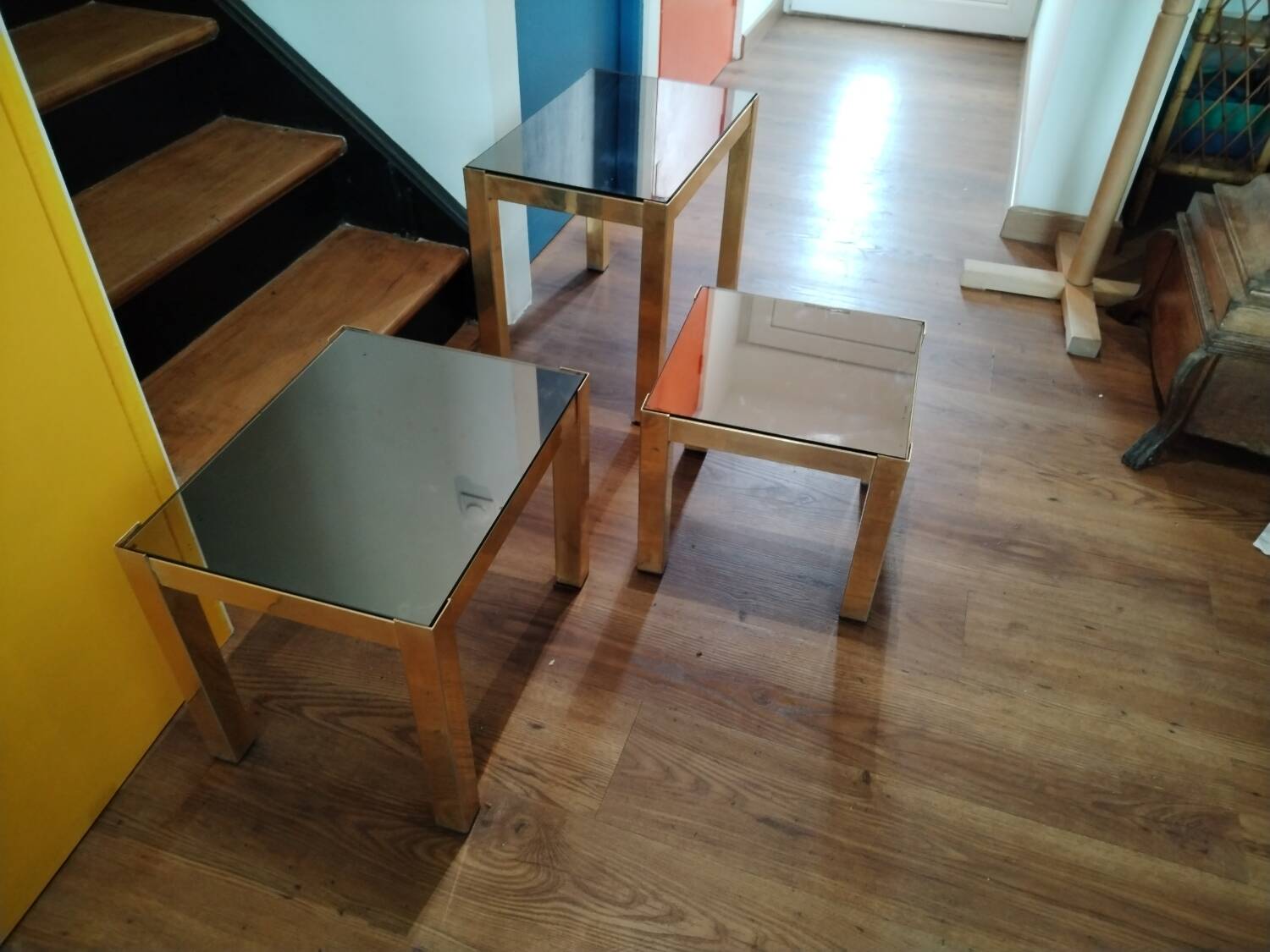 Vintage nesting table in gold metal and smoked mirror glass