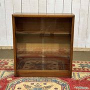Vitrine anglaise en noyer des années 1970