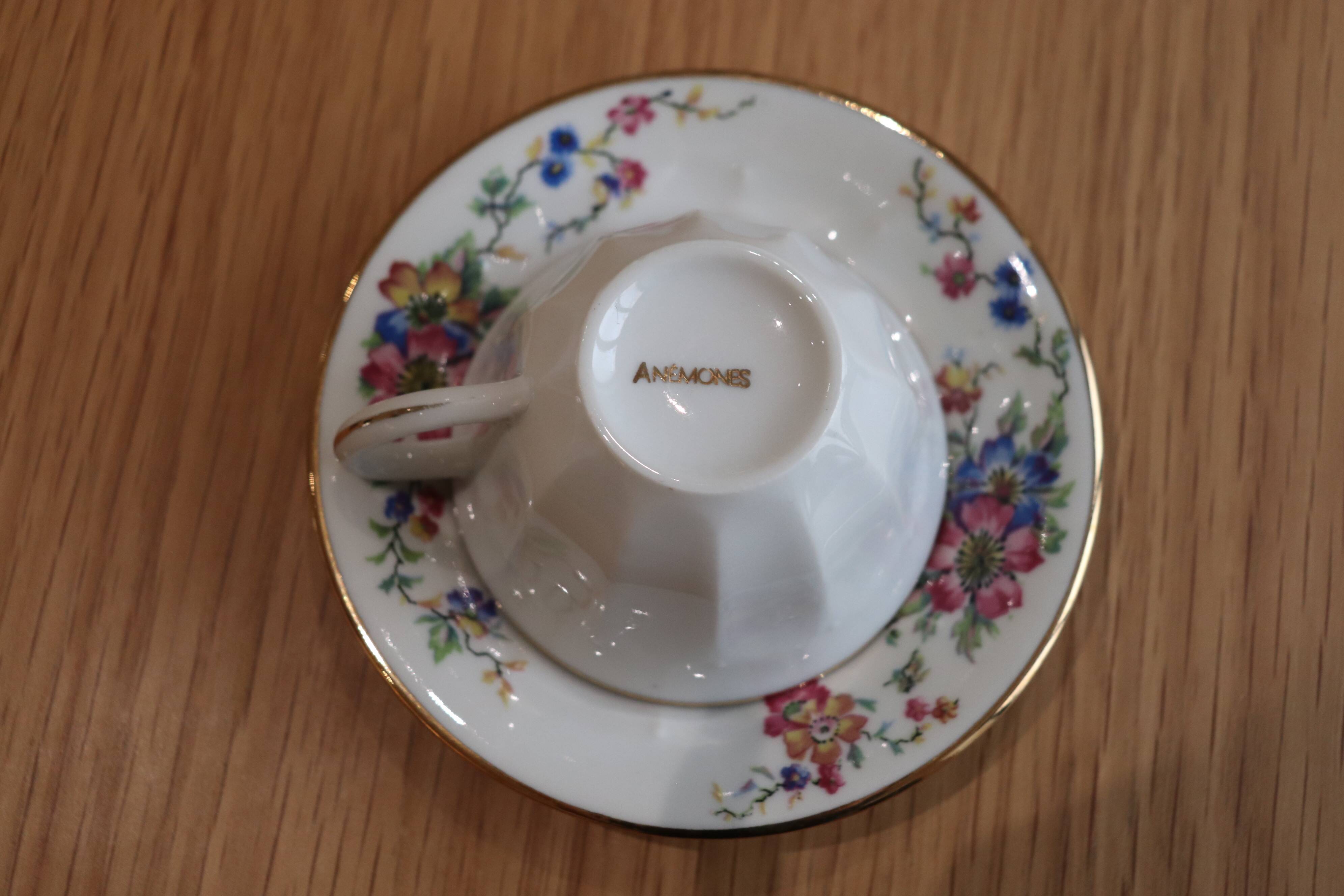 Coffee and tea service in Limoges porcelain with anemone flower pattern and gilding.