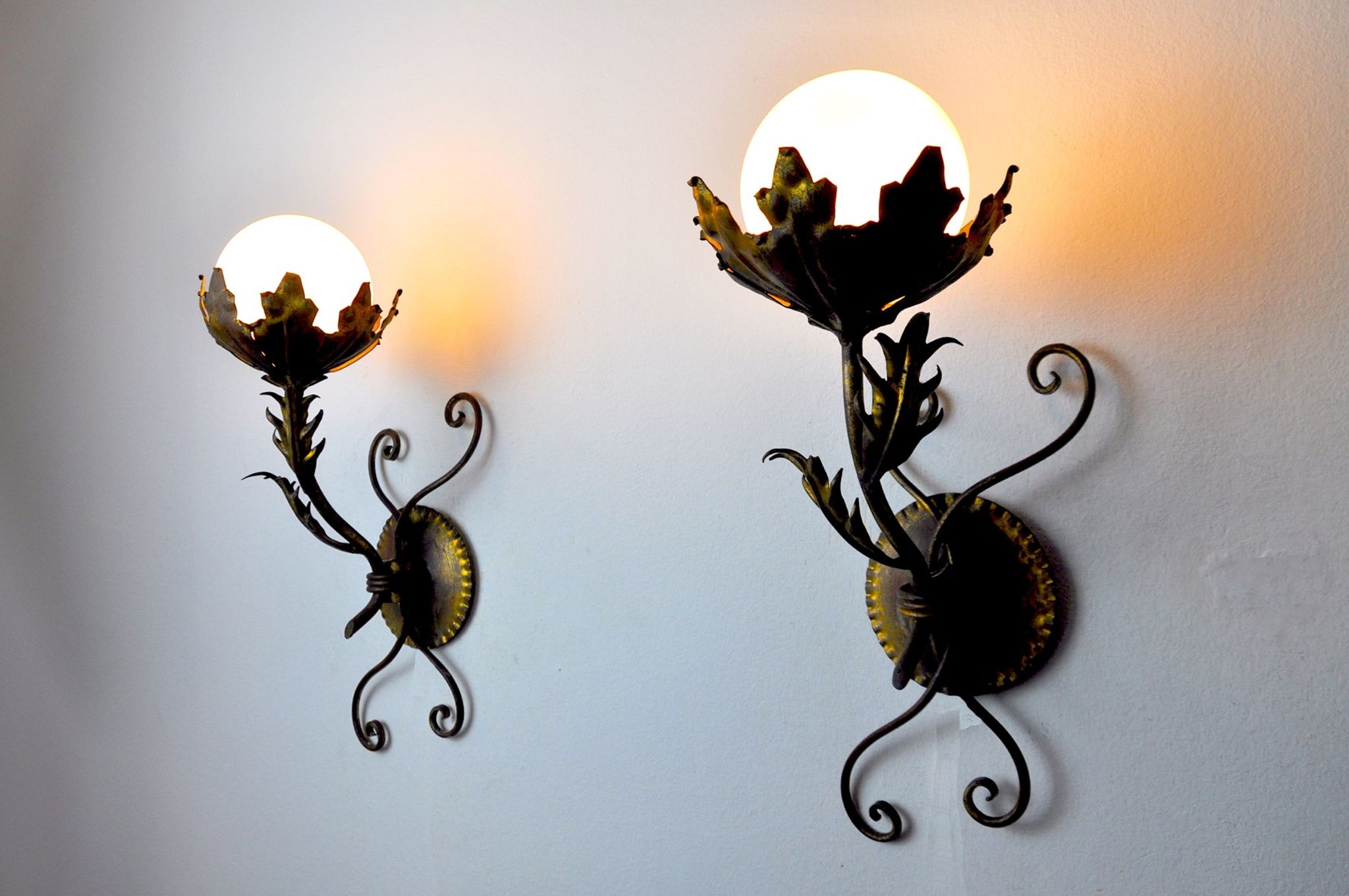 Pair of floral wall lamps by Ferro Arte, Gold leaf and opaline, Spain, 1960